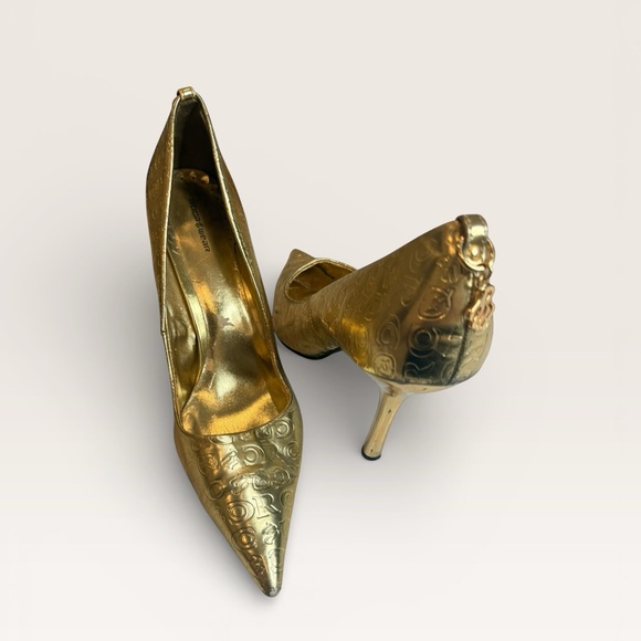 Rocawear Gold Monogram Embossed Pointed Toe Pumps Size 10 Y2K Mob Wife - Picture 4 of 4